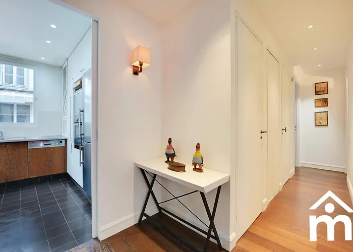 Marais 2b With Balcony By Melvane Luxury Apartment